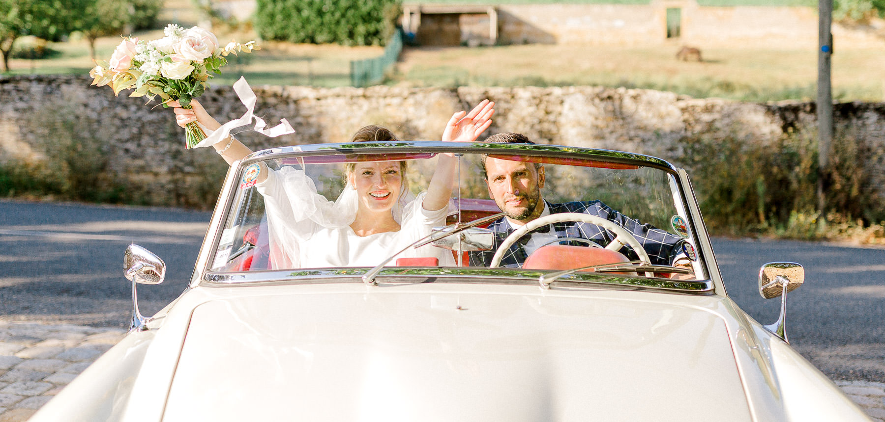 Arricée des mariés au Château du Sou en voiture cabriolet